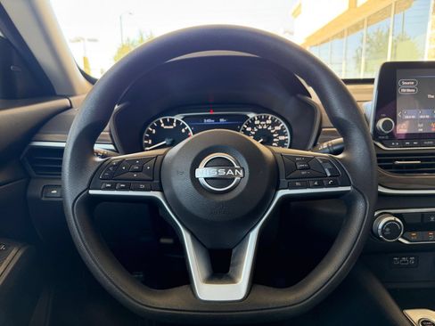 Used 2025 Nissan Altima 2.5 SV FWD image 28