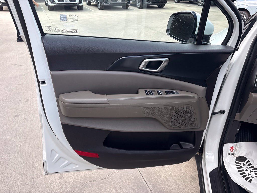 Used 2026 Kia Carnival LXS FWD image 12