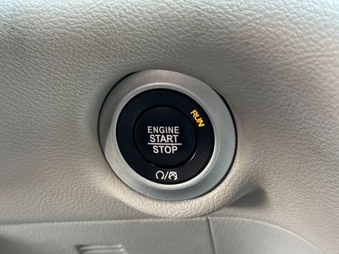 Used 2018 Chrysler Pacifica Touring-L Plus FWD image 32