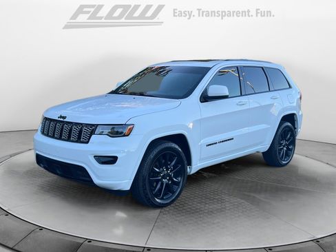 Used 2020 Jeep Grand Cherokee Altitude image 3