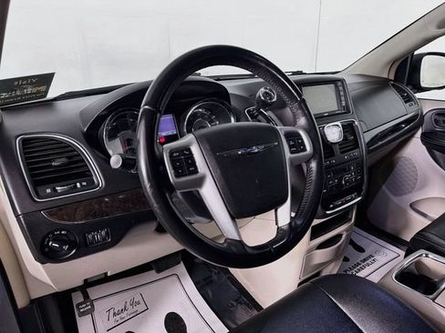 Used 2016 Chrysler Town & Country Touring FWD image 9