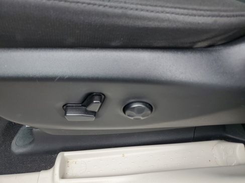 Used 2023 Chrysler Voyager LX image 17