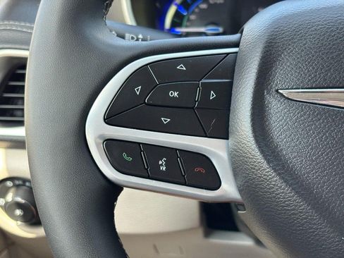 Used 2024 Chrysler Pacifica Limited FWD image 19