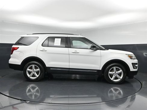 Used 2017 Ford Explorer XLT w/ Equipment Group 201A AWD/4WD image 4