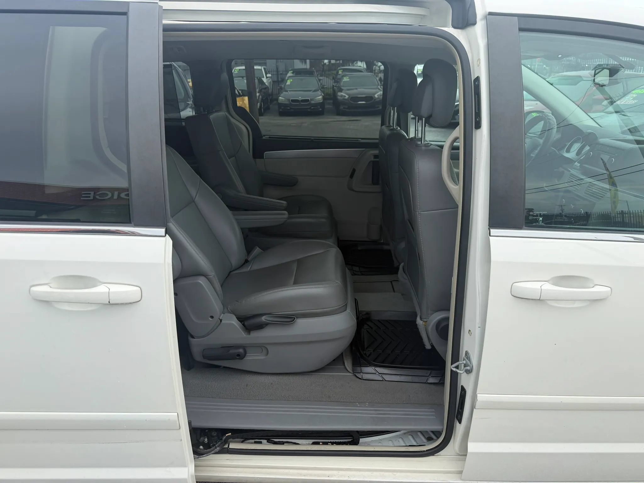 Used 2011 Volkswagen Routan SE FWD image 14