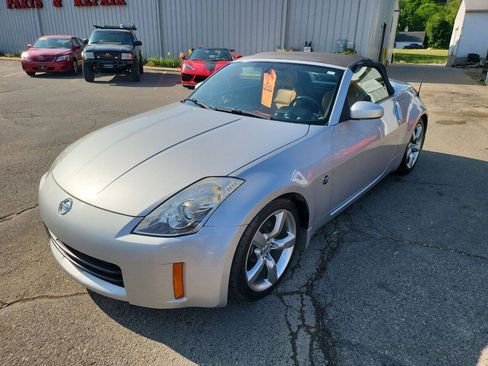 Used 2006 Nissan 350Z Enthusiast w/ (S02) Side Air Bags Pkg RWD image 4