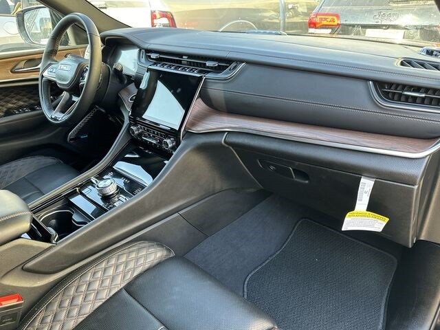 Used 2023 Jeep Grand Cherokee Summit w/ Advanced Protech Group IV AWD/4WD image 29