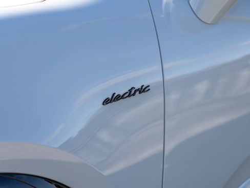 New 2025 Porsche Macan Turbo Electric AWD/4WD image 18