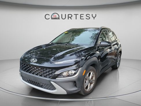 Used 2023 Hyundai Kona SEL w/ Cargo Package FWD image 3