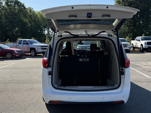 Used 2019 Chrysler Pacifica Touring-L FWD image 6