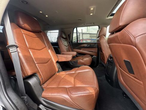 Used 2019 Cadillac Escalade Luxury AWD/4WD image 34