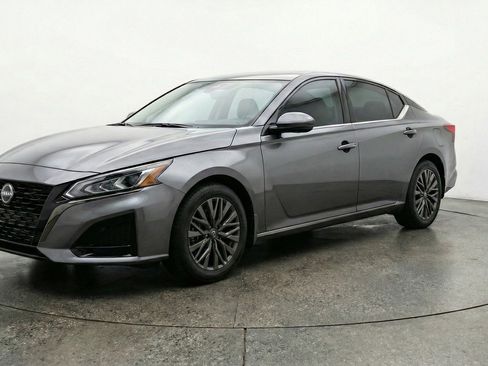 Used 2025 Nissan Altima 2.5 SV image 3