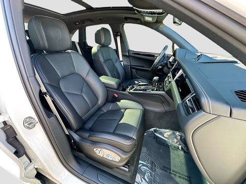 Certified 2026 Porsche Macan AWD/4WD image 30