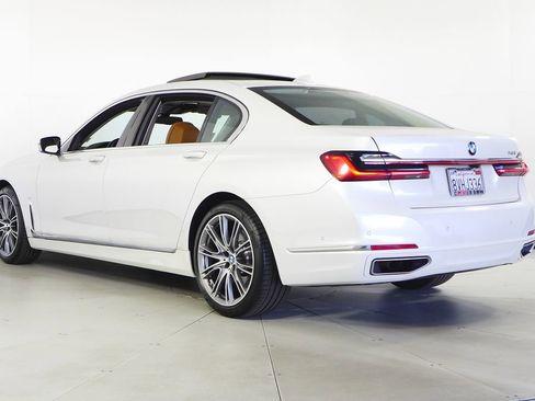 Used 2022 BMW 740i w/ Premium Package image 9