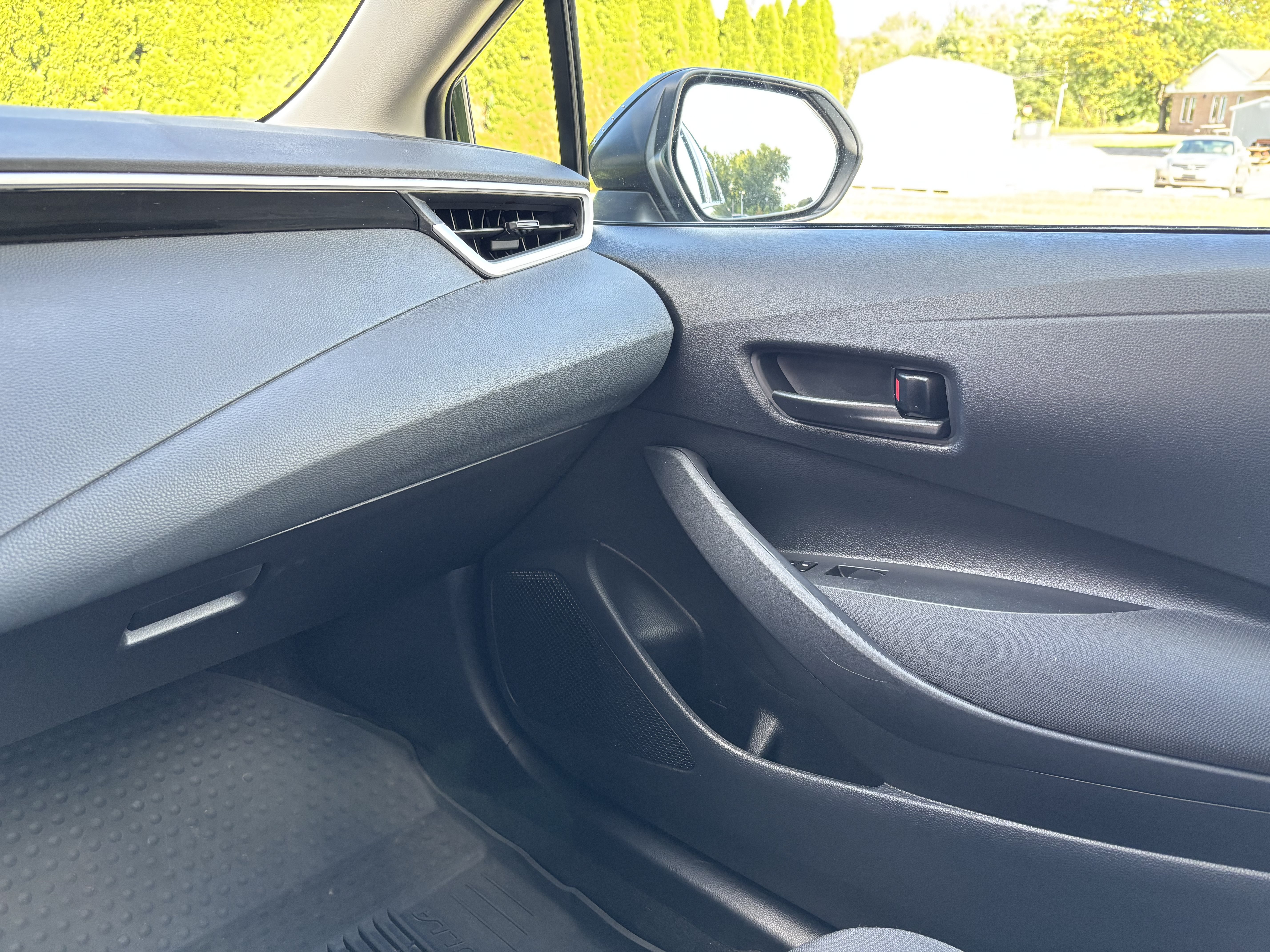 Used 2025 Toyota Corolla LE FWD image 23