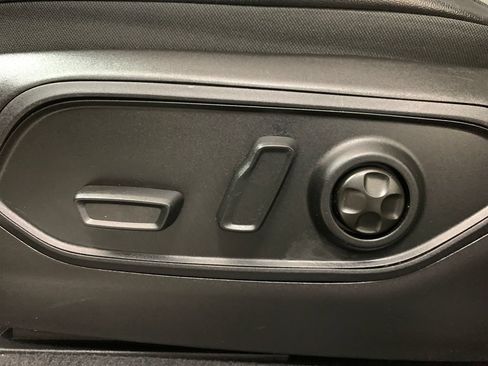 Used 2025 Jeep Grand Cherokee Altitude AWD/4WD image 5