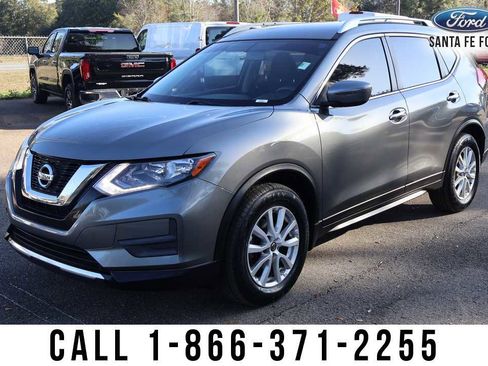 Used 2017 Nissan Rogue SV image 2