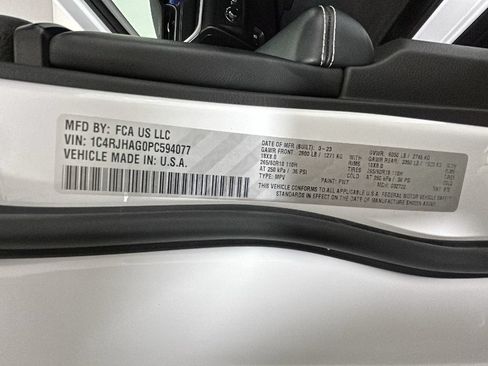 Used 2023 Jeep Grand Cherokee Laredo AWD/4WD image 11