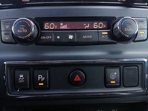 Used 2021 Nissan Titan SV w/ SV Convenience Package RWD image 4