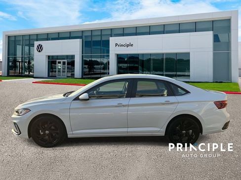 Used 2026 Volkswagen Jetta SE FWD image 6