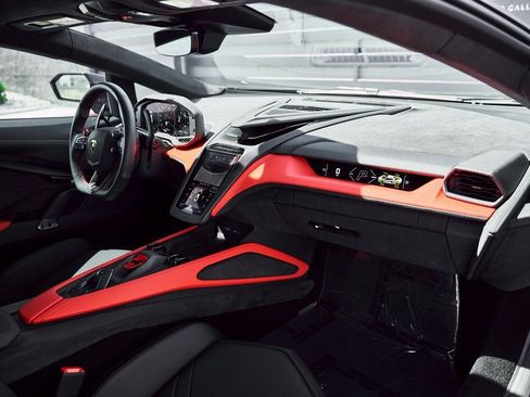 Used 2025 Lamborghini Revuelto image 44