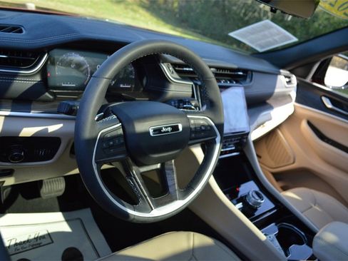 Certified 2023 Jeep Grand Cherokee L Limited w/ Luxury Tech Group II image 12