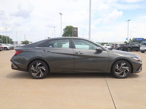 Certified 2025 Hyundai Elantra SEL FWD image 4
