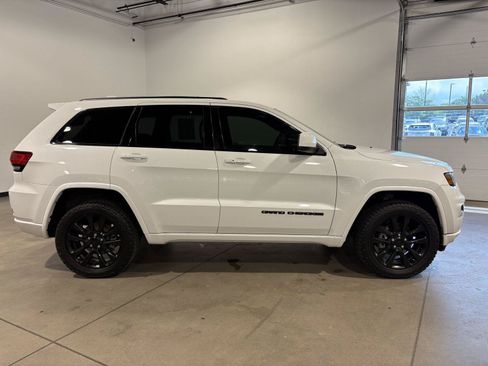 Used 2017 Jeep Grand Cherokee Altitude AWD/4WD image 2