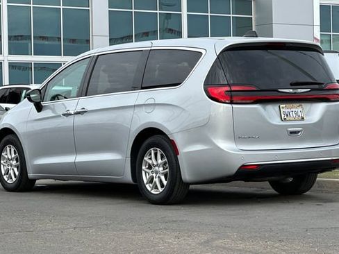 Certified 2024 Chrysler Pacifica Touring-L FWD image 9