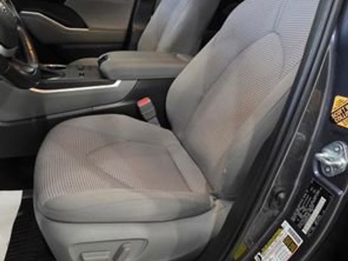 Used 2023 Toyota Highlander LE image 14
