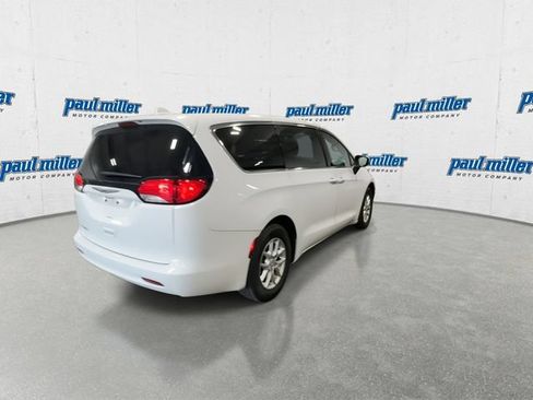 Used 2017 Chrysler Pacifica Touring FWD image 11