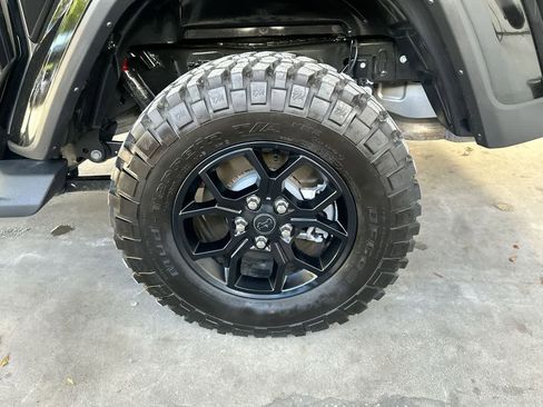 Used 2025 Jeep Gladiator Sport AWD/4WD image 11