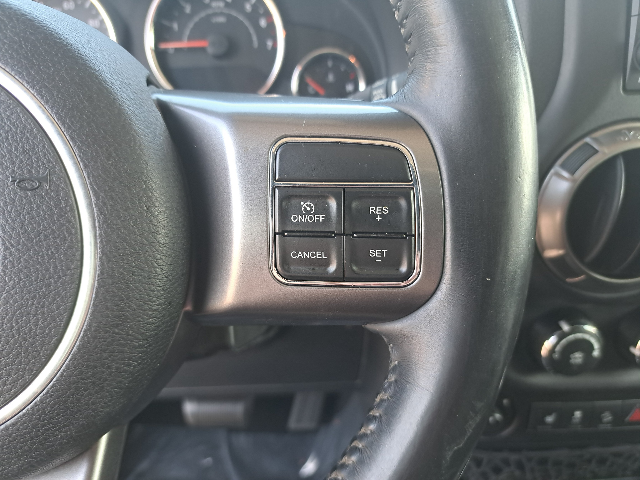 Used 2018 Jeep Wrangler Unlimited Sahara w/ Dual Top Group AWD/4WD image 18