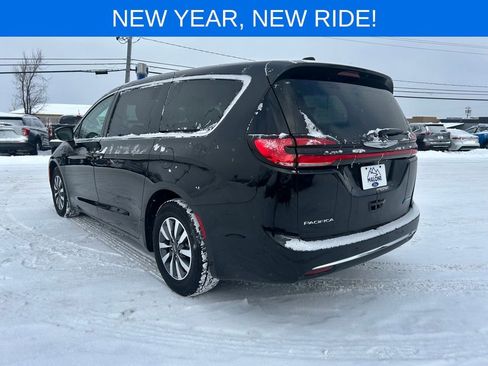 Used 2023 Chrysler Pacifica Touring-L image 4