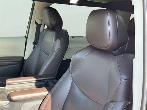 Used 2021 Toyota Sienna Platinum image 27