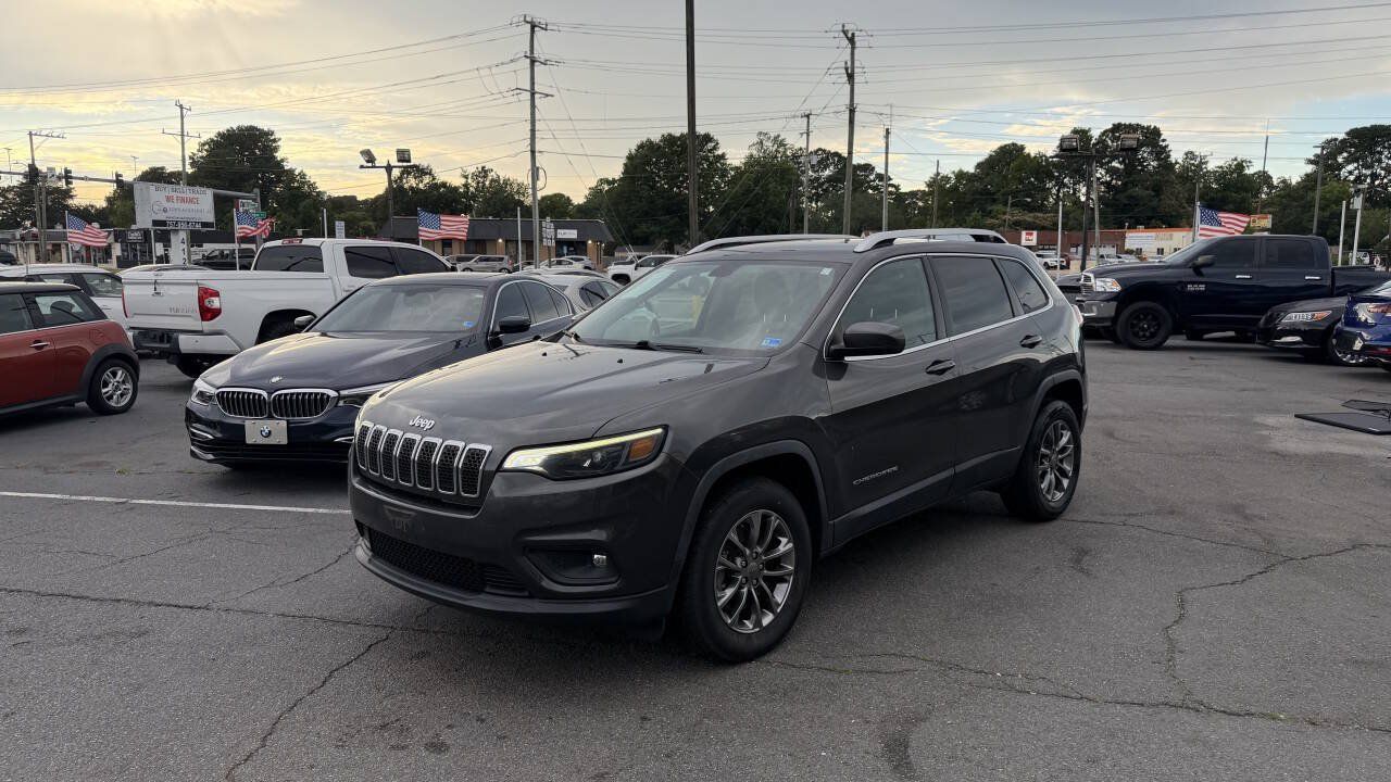 Used 2019 Jeep Cherokee Latitude Plus w/ Cold Weather Group AWD/4WD image 2