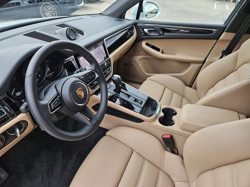 Certified 2025 Porsche Macan image 4