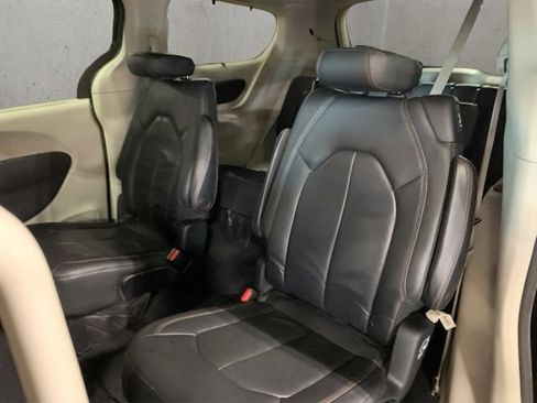 Used 2020 Chrysler Pacifica Touring-L Plus FWD image 7