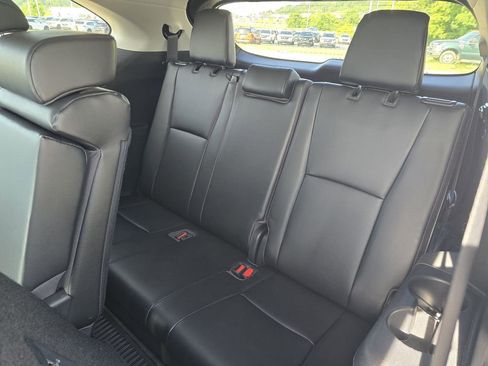 Used 2023 Toyota Highlander XLE FWD image 11
