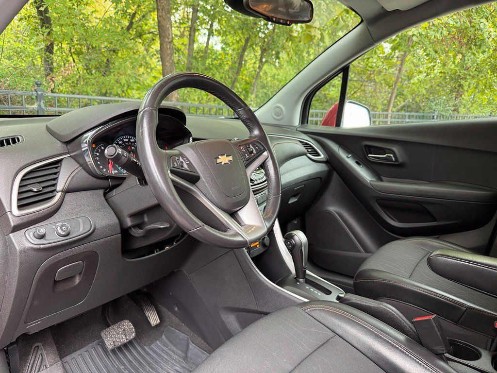 Used 2020 Chevrolet Trax LT w/ Driver Confidence Package FWD image 9