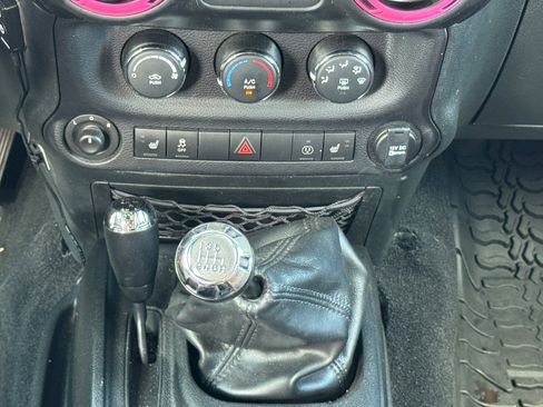 Used 2017 Jeep Wrangler Unlimited Sahara w/ Connectivity Group AWD/4WD image 12