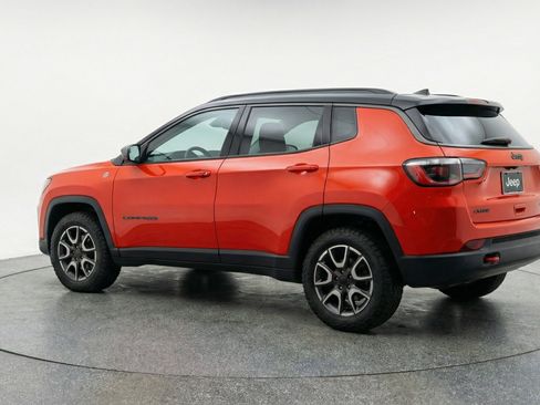 Used 2025 Jeep Compass Trailhawk image 6