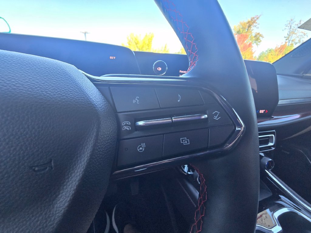 Used 2024 Chevrolet Traverse RS FWD image 27