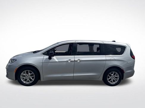 Used 2024 Chrysler Pacifica Touring-L FWD image 2