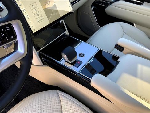 New 2025 Land Rover Range Rover SE image 10