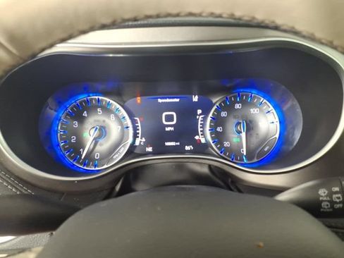 Used 2019 Chrysler Pacifica Limited w/ Tire & Wheel Group FWD image 17