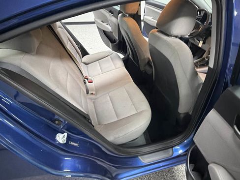 Used 2017 Hyundai Elantra SE image 24