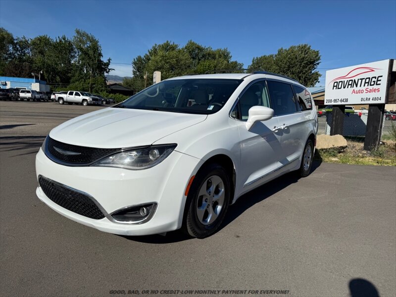 Used 2017 Chrysler Pacifica Touring-L Plus FWD image 3