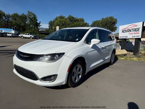 Used 2017 Chrysler Pacifica Touring-L Plus FWD image 3