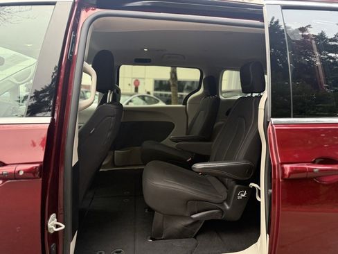 Used 2023 Chrysler Voyager LX image 27